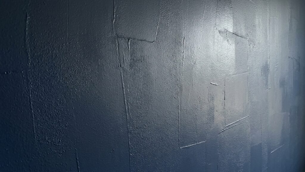 Pintor revela o truque caseiro com esponja macia para tirar manchas brilhantes e marcas de rolo na parede da sala sem precisar pintar de novo