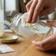 Como remover resíduos de fita adesiva: um produto encontrado em qualquer cozinha pode ajudar