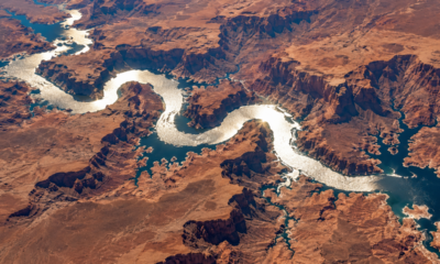 Uma cobra gigante se contorcendo entre as pedras. Algo estranho que parte o coração do deserto