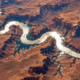 Uma cobra gigante se contorcendo entre as pedras. Algo estranho que parte o coração do deserto