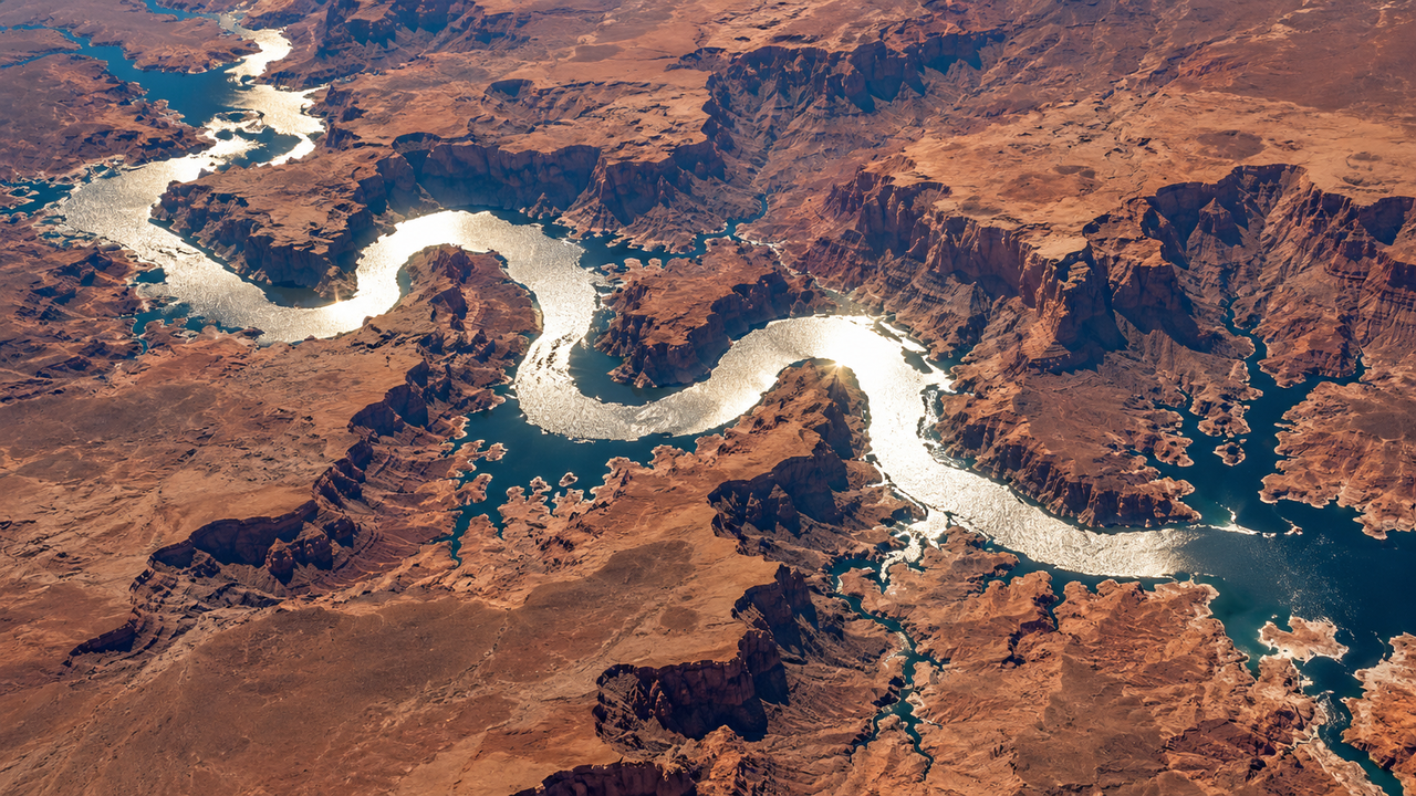 Uma cobra gigante se contorcendo entre as pedras. Algo estranho que parte o coração do deserto