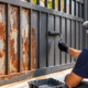 Antes de trocar o portão enferrujado, veja esta alternativa: preparação e pintura podem renovar a entrada da casa e transformar completamente a fachada sem precisar comprar uma estrutura nova