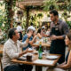 Restaurante exige consumo mínimo de R$ 150 por pessoa para mesa externa e Procon autua o local após denúncia de venda casada ilegal