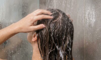 Massagear o couro cabeludo durante o banho: para que serve o movimento e por que 2 minutos podem tornar a limpeza mais confortável