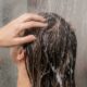 Massagear o couro cabeludo durante o banho: para que serve o movimento e por que 2 minutos podem tornar a limpeza mais confortável