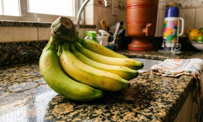 Vendedores de frutas explicam: “Se você quer que a banana verde amadureça mais rápido, não a deixe completamente isolada das frutas maduras, pois um gás natural liberado por elas pode acelerar o processo”