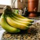 Vendedores de frutas explicam: “Se você quer que a banana verde amadureça mais rápido, não a deixe completamente isolada das frutas maduras, pois um gás natural liberado por elas pode acelerar o processo”