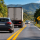 Condutores fazem isso durante viagens sem perceber o risco: multa de R$ 1.467 e 7 pontos na CNH por ultrapassagem em local proibido