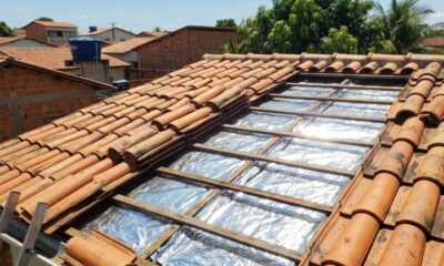 Morador coloca manta térmica aluminizada embaixo das telhas e descobre quantos graus a temperatura dentro de casa pode cair nos dias mais quentes do verão