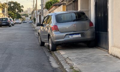 Morador colocou metade do carro sobre a calçada, “só por cinco minutos”, e descobriu que o hábito pode ser enquadrado como infração, mesmo quando a parada é curta