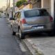 Morador colocou metade do carro sobre a calçada, “só por cinco minutos”, e descobriu que o hábito pode ser enquadrado como infração, mesmo quando a parada é curta