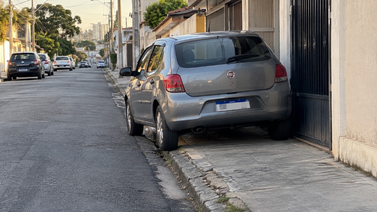 Morador colocou metade do carro sobre a calçada, “só por cinco minutos”, e descobriu que o hábito pode ser enquadrado como infração, mesmo quando a parada é curta