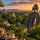A cidade maia de Tikal foi abandonada por seus antigos habitantes e suas construções monumentais permaneceram escondidas pela floresta durante séculos
