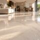 Morador substitui o piso antigo por porcelanato de grandes formatos e descobre como o tamanho das peças, o alinhamento das juntas e o acabamento transformam completamente a aparência dos ambientes
