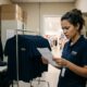 Vendedora tem R$ 180 descontados do primeiro salário pelo uniforme obrigatório da loja e descobre que a empresa não pode cobrar por isso