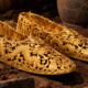 Sapatos de ouro ornamentados com dragões foram encontrados em sepulturas antigas e revelam como uma civilização coreana homenageava seus mortos com objetos de grande prestígio