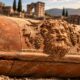Arqueólogos encontram sarcófago romano de quase 2.000 anos na Turquia com rosto de Sileno esculpido na tampa e uma característica que chama a atenção dos pesquisadores