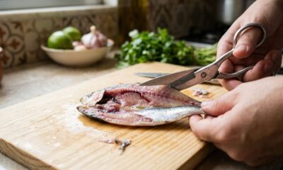 Peixeiros e chefs concordam: "Para remover espinhas pequenas do peixe, não use os dedos, mas uma tesoura para fazer cortes ao longo das laterais”