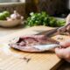 Peixeiros e chefs concordam: "Para remover espinhas pequenas do peixe, não use os dedos, mas uma tesoura para fazer cortes ao longo das laterais”
