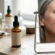 Usar vários séruns para combater rugas pode ter o efeito contrário ao desejado: dermatologistas explicam por que misturar ativos exige cuidado depois dos 50