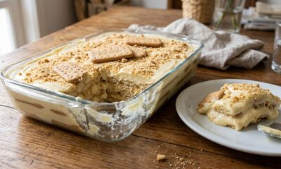 Nem forno, nem banho-maria: a sobremesa de bolacha maisena com creme de baunilha que ficapronta com uma montagem simples na travessa
