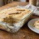 Nem forno, nem banho-maria: a sobremesa de bolacha maisena com creme de baunilha que ficapronta com uma montagem simples na travessa
