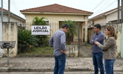 Três irmãos herdam a mesma casa, mas apenas um quer vender o imóvel e, após os outros dois se recusarem, a Justiça pode determinar um leilão para dividir o dinheiro entre os herdeiros
