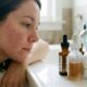 Dermatologistas explicam: se a pele começa a arder depois de adotar uma rotina com vários séruns, pode não ser sinal de que os produtos estão funcionando, mas de irritação causada pelo excesso de ativos