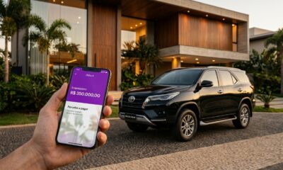 Toyota Hilux SW4 preta estacionada diante de casa moderna, com celular exibindo empréstimo de R$ 350 mil no aplicativo Nubank. - Imagem ilustrativa criada por inteligência artificial