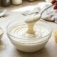 Misturar leite em pó com leite condensado e creme de leite: como preparar um creme de Ninho que fica pronto em minutos e combina com qualquer sobremesa