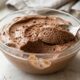 Chefs de confeitaria concordam: “Para a mousse de chocolate ficar leve e aerada, não misture chocolate ainda muito quente às claras batidas, mas espere amornar antes de incorporar”