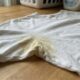 Como tirar manchas de desodorante das roupas: métodos com produtos do dia a dia podem facilitar a remoção sem danificar o tecido