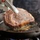 Chefs de cozinha explicam: "Se você vai salgar o bife antes de fritar, é melhor esperar pelo menos 45 minutos antes de colocá-lo na frigideira"