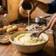 Chefs de cozinha concordam: para o purê ficar cremoso, não bata a batata no liquidificador, mas amasse com garfo ou espremedor