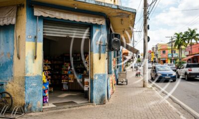 Comerciante recebe multa após colocar caixa de som na porta da loja e descobre que anúncios audíveis da rua podiam ser proibidos