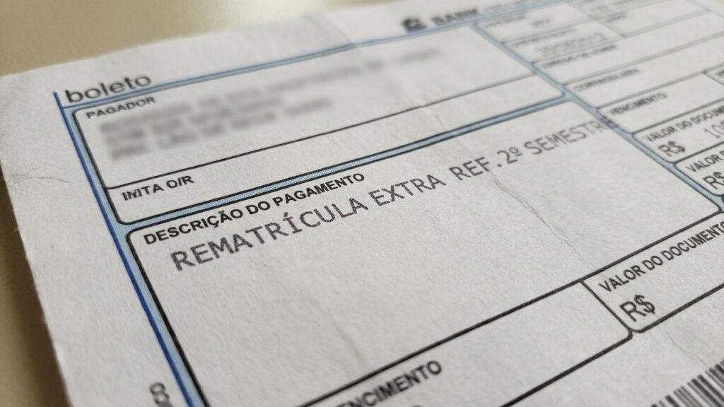 Faculdade cobra taxa extra de rematrícula de R$ 1.500 no início do semestre e Justiça proíbe taxa por violar a lei de mensalidades escolares