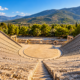Construído no século I a.C. para cerimônias religiosas e grandes eventos públicos, o Teatro de Epidauro atravessou mais de 2.000 anos e se tornou um dos maiores símbolos da arquitetura grega