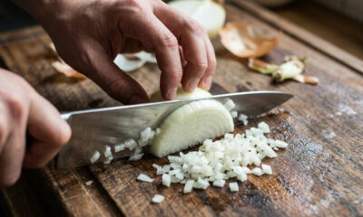 O segredo simples dos chefs para fatiar cebolas fininho na tábua sem chorar e sem deixar a lâmina da faca escorregar