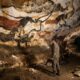 Em 1940, quatro adolescentes seguiram um cachorro que caiu num buraco na França e encontraram uma caverna com pinturas de cerca de 17 mil anos, que hoje está fechada ao público para não se deteriorar