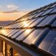 O telhado feito com placas solares integradas substitui parte da cobertura convencional e combina geração de energia com a arquitetura da casa
