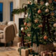 Tendências de decoração natalina: como enfeites foscos e texturas de madeira e veludo substituem os brilhos tradicionais
