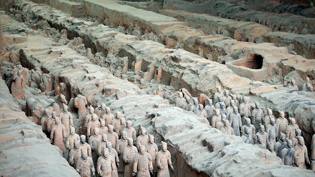Em 1974, camponeses chineses cavavam um poço quando acertaram a cabeça de uma estátua de barro e revelaram um exército de milhares de soldados enterrados há mais de 2 mil anos, cada um com um rosto diferente