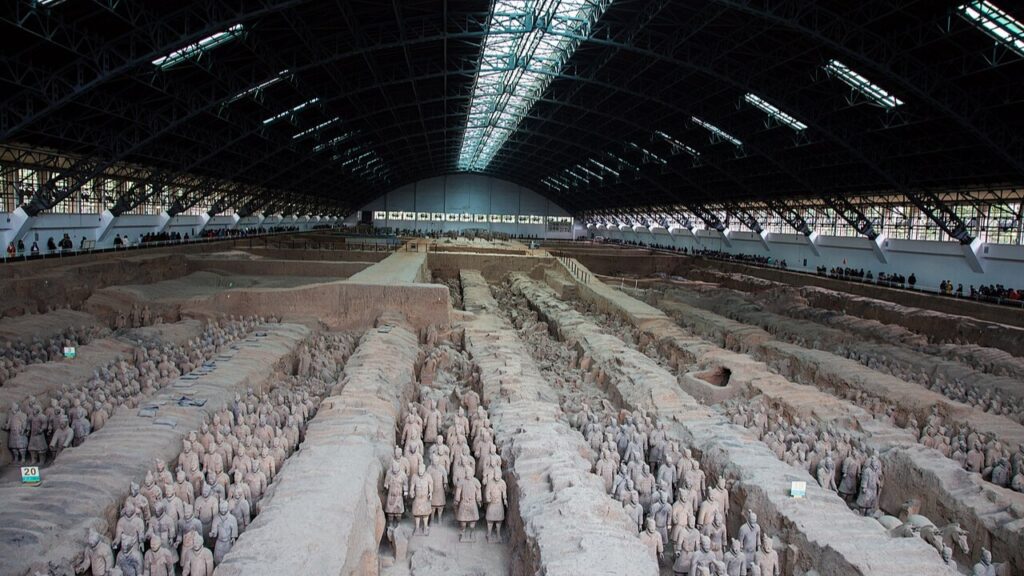 Em 1974, camponeses chineses cavavam um poço quando acertaram a cabeça de uma estátua de barro e revelaram um exército de milhares de soldados enterrados há mais de 2 mil anos, cada um com um rosto diferente
