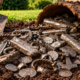 Morador cavava o próprio jardim para construir um terraço quando encontrou 18,5 kg de prata viking enterrados havia séculos em uma descoberta arqueológica extraordinária