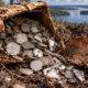 Mais de 4 kg de moedas de prata ficaram escondidas por séculos até serem descobertas em um tesouro viking que pode revelar segredos do comércio medieval