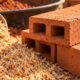 Misturar serragem ao barro pode produzir tijolos mais leves, mas a proporção dos materiais influencia a resistência e o comportamento durante a secagem