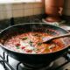 Chefs de cozinha afirmam: para o molho de tomate caseiro ficar mais saboroso, não coloque todos os ingredientes de uma vez, mas refogue a cebola e o alho primeiro