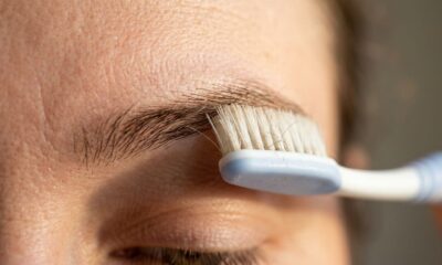 Usar uma escova de dentes limpa para alinhar as sobrancelhas: o truque simples que deixa os fios mais organizados sem pesar