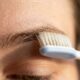 Usar uma escova de dentes limpa para alinhar as sobrancelhas: o truque simples que deixa os fios mais organizados sem pesar
