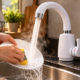 Morador instala uma torneira elétrica na cozinha para controlar melhor a temperatura da água e descobre a vazão mínima necessária para garantir o funcionamento correto do equipamento durante o uso